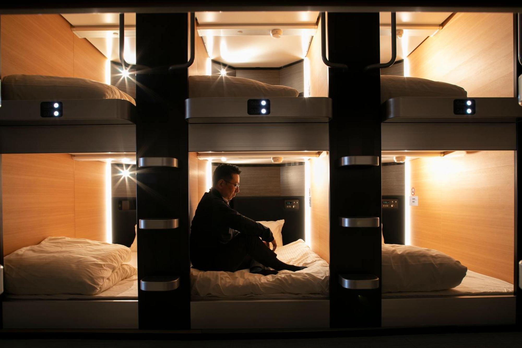 Plaza East Cabin For Men Only โยโกเตะ ภายนอก รูปภาพ